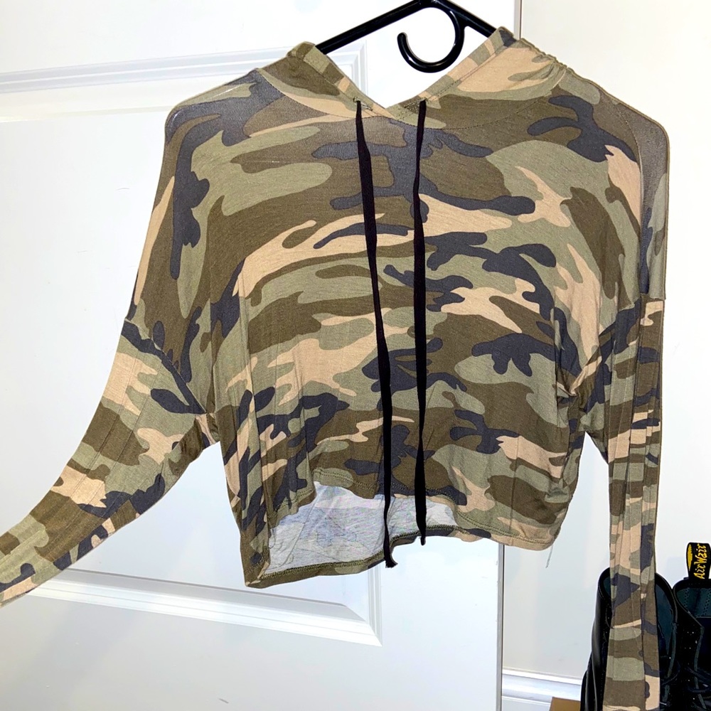 Camo long sleeve shirt cropped with hoodie